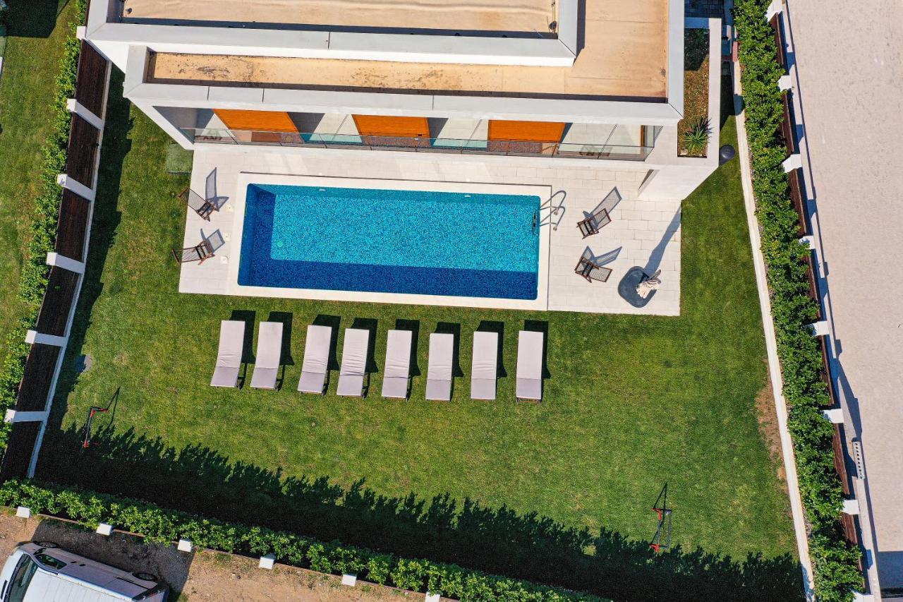 Luxury Sheley With Private Heated Pool-split Vila *