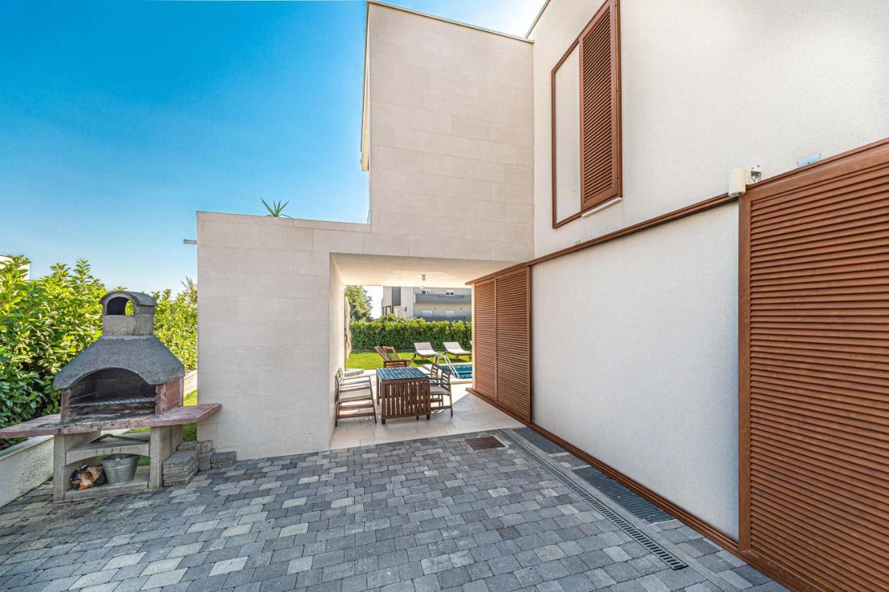 Luxury Sheley With Private Heated Pool-split