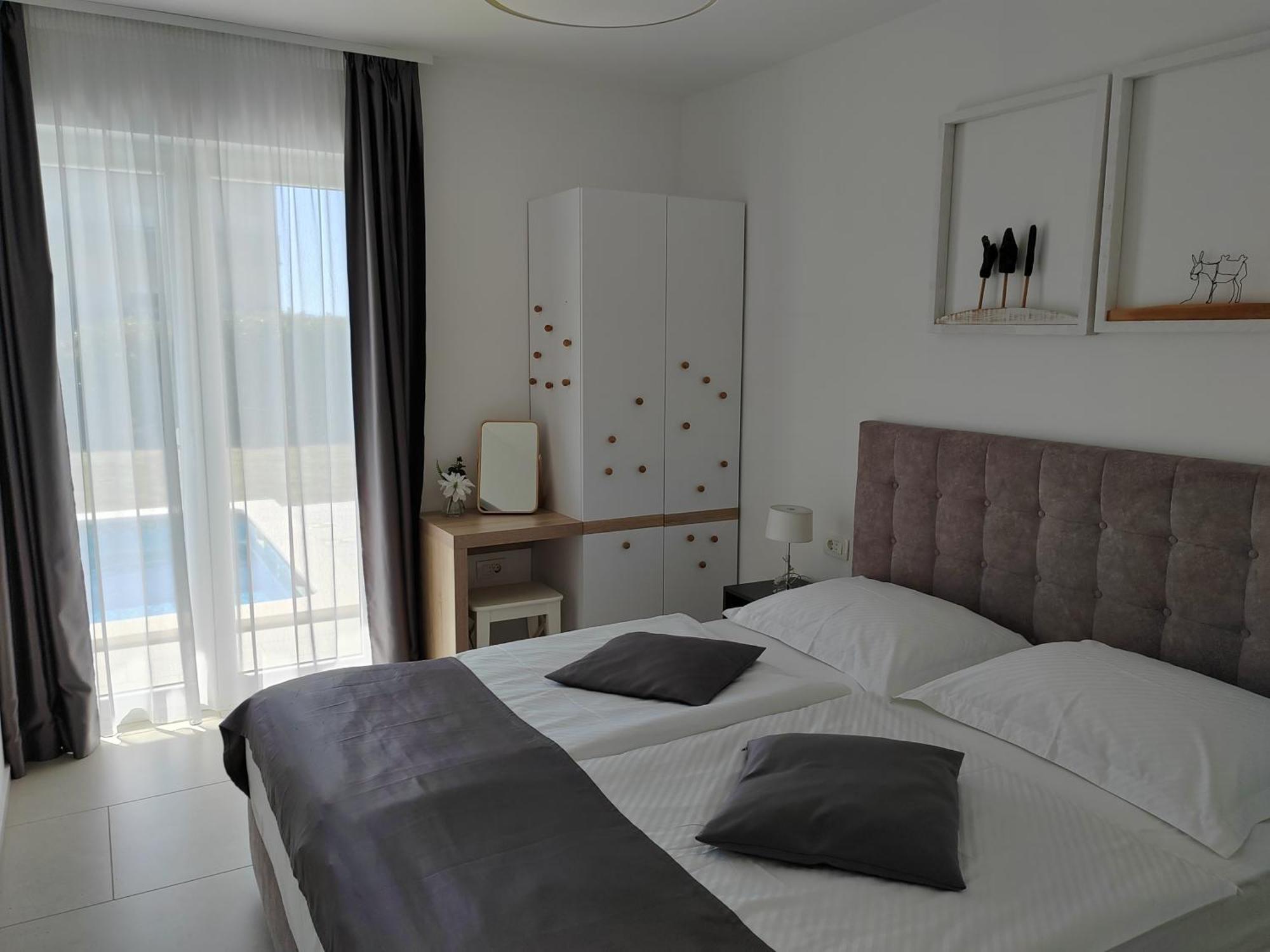 Luxury Sheley With Private Heated Pool-split Vila