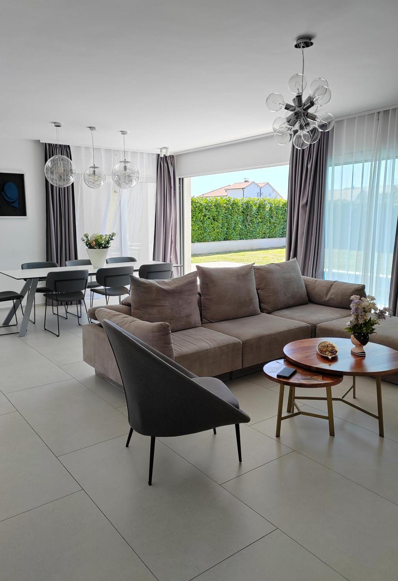 Luxury Sheley With Private Heated Pool-split Vila *
