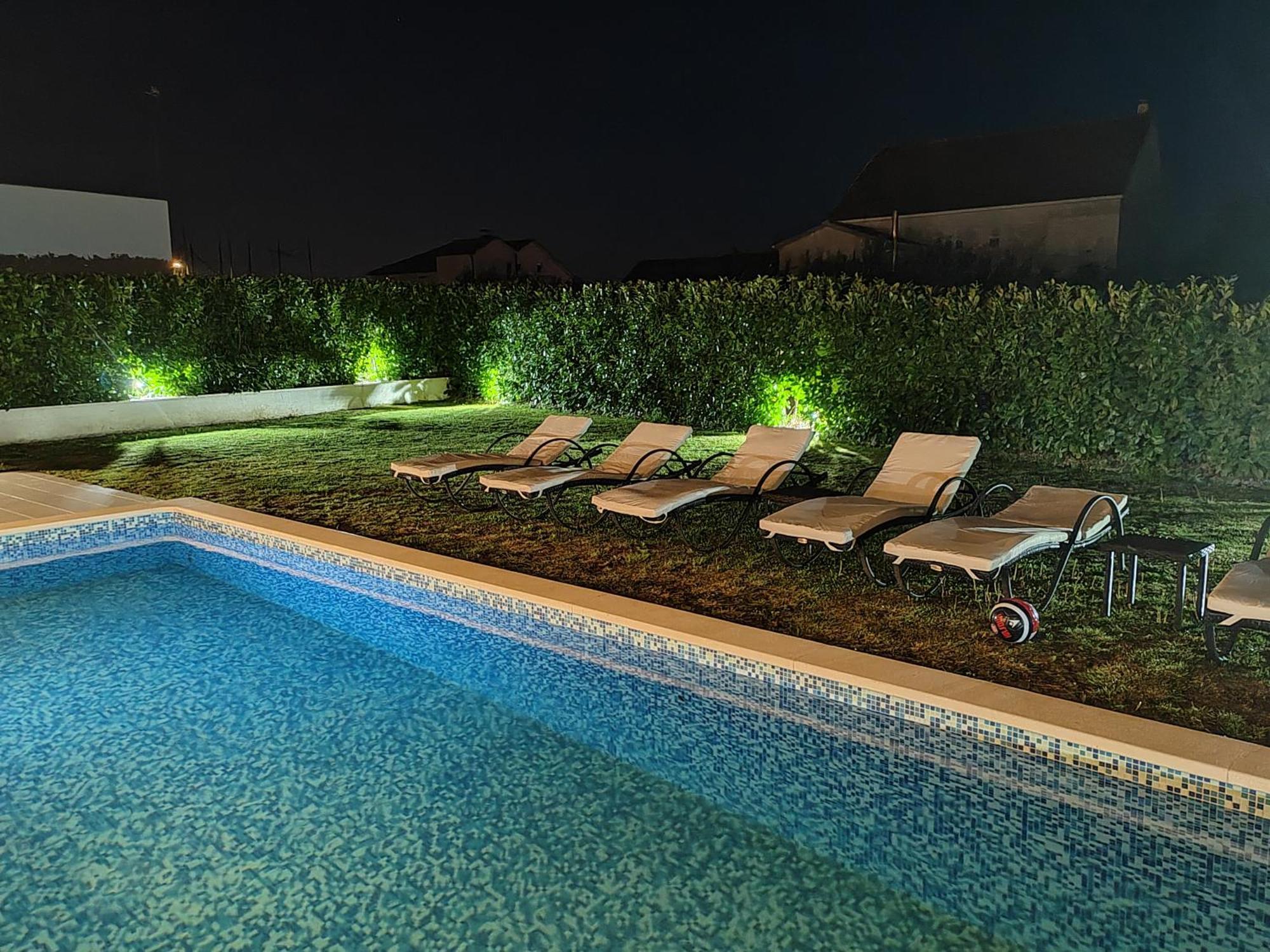 Luxury Sheley With Private Heated Pool-split