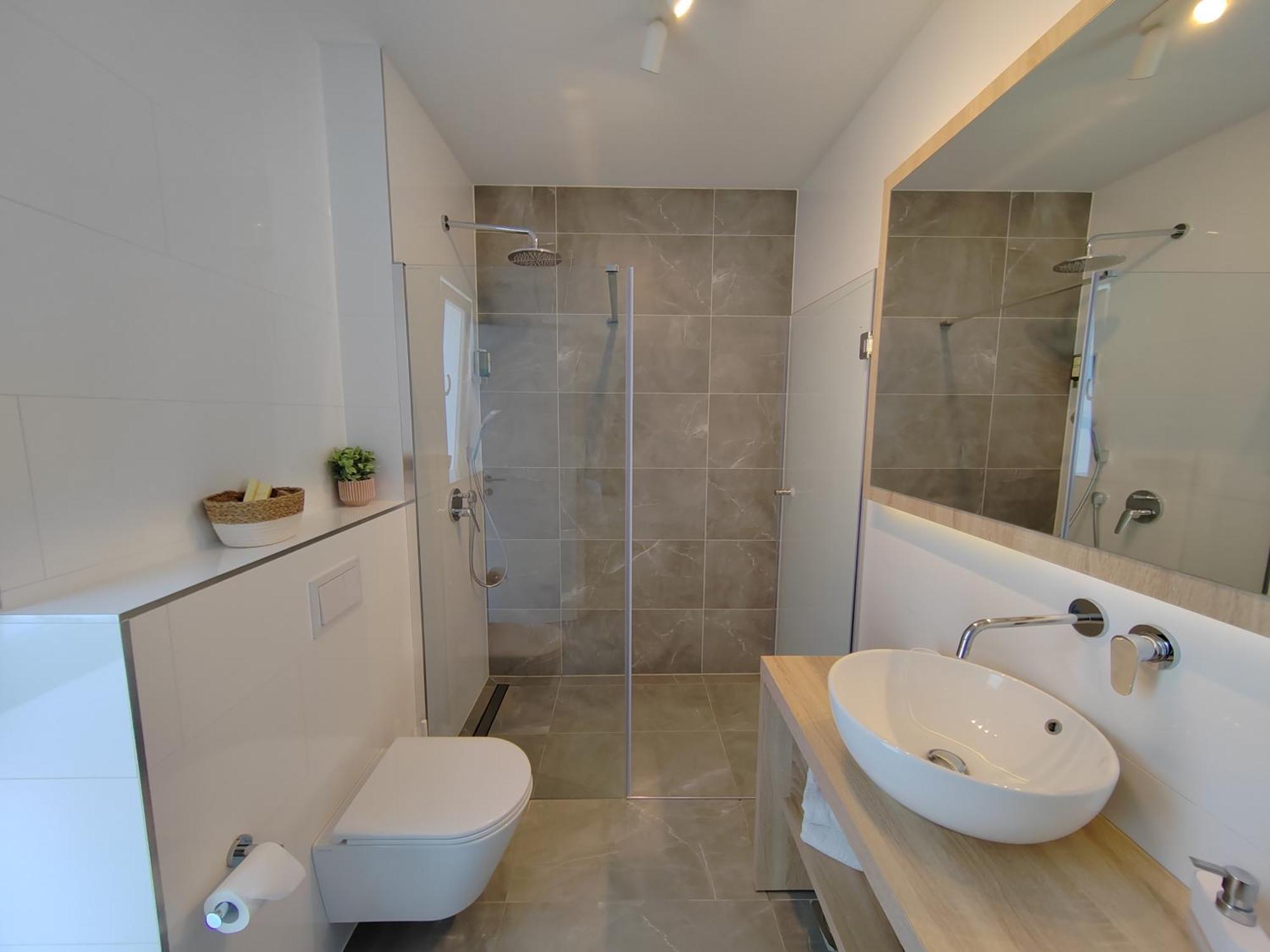 Luxury Sheley With Private Heated Pool-split